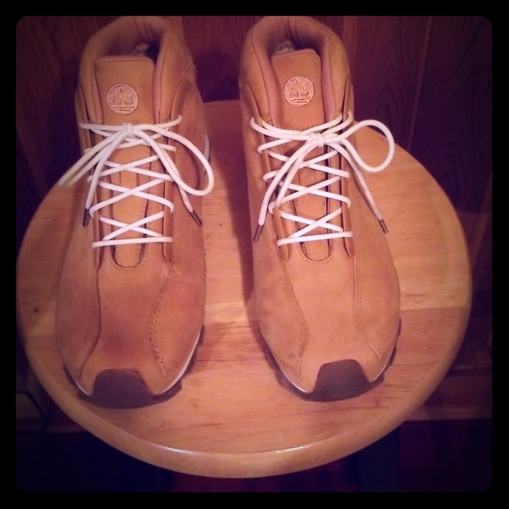 Ladies Timberland suede boots.